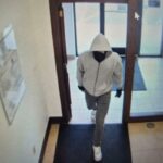 Um homem vestindo um moletom cinza e branco matou a tiros dois funcionários de um banco dos EUA em Berea, Kentucky, em 30 de abril de 2026.