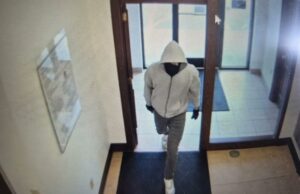 2 funcionários de um banco dos EUA mortos a tiros em um assalto em Kentucky – enquanto a polícia inicia uma caça ao suspeito Um homem vestindo um moletom cinza e branco matou a tiros dois funcionários de um banco dos EUA em Berea, Kentucky, em 30 de abril de 2026.