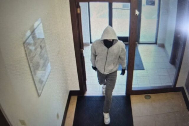 Um homem vestindo um moletom cinza e branco matou a tiros dois funcionários de um banco dos EUA em Berea, Kentucky, em 30 de abril de 2026.
