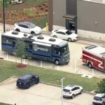 WFAA - FOTO: Polícia responde a um tiroteio em um shopping center em Carrollton, Texas, 5 de maio de 2026.