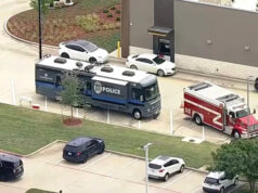 2 mortos e 3 feridos em tiroteio no shopping center do Texas, apartamento: Polícia WFAA - FOTO: Polícia responde a um tiroteio em um shopping center em Carrollton, Texas, 5 de maio de 2026.