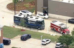 2 mortos e 3 feridos em tiroteio no shopping center do Texas, apartamento: Polícia WFAA - FOTO: Polícia responde a um tiroteio em um shopping center em Carrollton, Texas, 5 de maio de 2026.