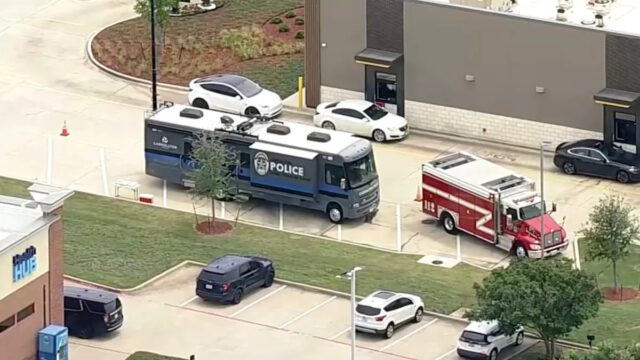 WFAA - FOTO: Polícia responde a um tiroteio em um shopping center em Carrollton, Texas, 5 de maio de 2026.