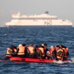 200.000 chegadas de pequenos barcos se aproximam em meio ao aumento do nível de ameaça do Reino Unido para 'severo' após o recente ataque terrorista