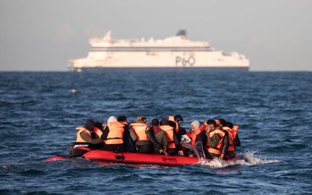 200.000 chegadas de pequenos barcos se aproximam em meio ao 200.000 chegadas de pequenos barcos se aproximam em meio ao aumento do nível de ameaça do Reino Unido para 'severo' após o recente ataque terrorista