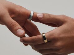7 coisas que você precisa saber sobre o Oura Ring 5, o menor anel inteligente do mundo Uma imagem promocional de uma pessoa usando o Oura Ring 5