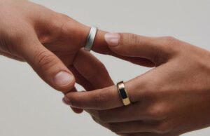 7 coisas que você precisa saber sobre o Oura Ring 5, o menor anel inteligente do mundo Uma imagem promocional de uma pessoa usando o Oura Ring 5