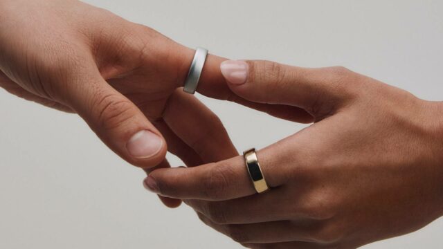 7 coisas que você precisa saber sobre o Oura Ring Uma imagem promocional de uma pessoa usando o Oura Ring 5