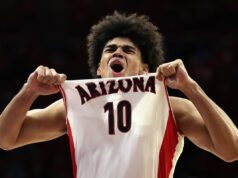 76ers podem encontrar o complemento Tyrese Maxey perfeito, VJ Edgecombe Koa Peat #10 of the Arizona Wildcats