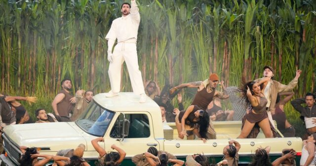 A FCC descarta uma série de reclamações dos telespectadores sobre o 'nojento' show do intervalo do Super Bowl de Bad Bunny
