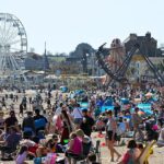 As pessoas aproveitam o clima quente em Weymouth em 8 de abril de 2026 - o dia mais quente do ano até agora