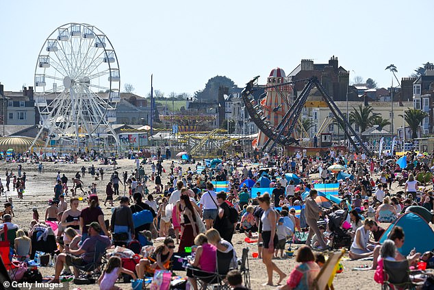 A Grã-Bretanha se prepara para a primeira onda de calor As pessoas aproveitam o clima quente em Weymouth em 8 de abril de 2026 - o dia mais quente do ano até agora
