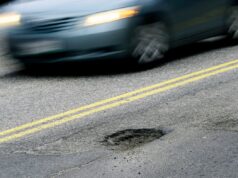 A IA está transformando carros conectados em máquinas de localização de buracos CAPE ELIZABETH, ME - FEBRUARY 22: A car drives past a pothole on Forest Ave. in Portland Tuesday, February 22, 2022. (Shawn Patrick Ouellette/Portland Press Herald via Getty Images)
