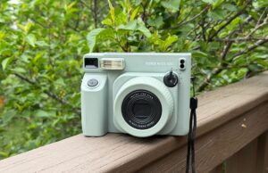 A Instax Wide 400 baseia-se na simplicidade da fotografia instantânea e a amplia, literalmente A Instax Wide 400 baseia-se na simplicidade da fotografia instantânea e a amplia, literalmente