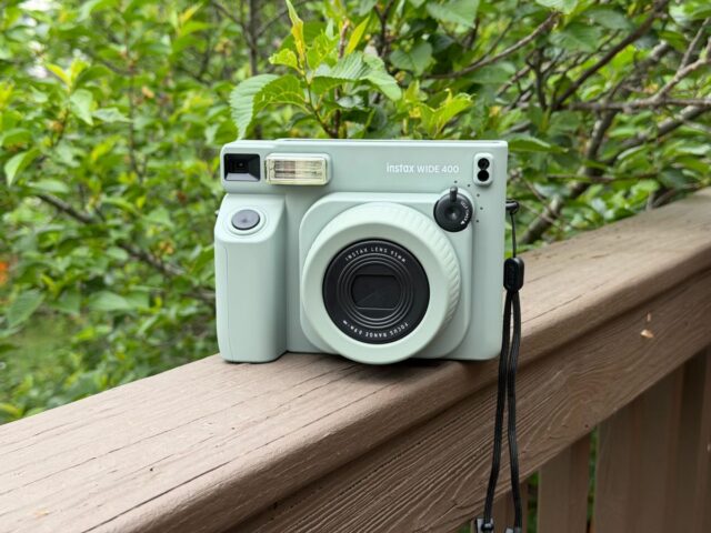 A Instax Wide 400 baseia-se na simplicidade da fotografia instantânea e a amplia, literalmente
