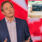 Mulher lança aplicativo Netflix em tablet Lenovo, exibindo vários títulos de programas de TV.