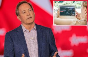 A Netflix está espionando crianças e vendendo dados de usuários, alega Ken Paxton, Texas AG, em processo Mulher lança aplicativo Netflix em tablet Lenovo, exibindo vários títulos de programas de TV.