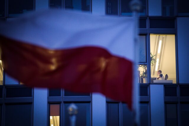 A Polônia diz que hackers invadiram estações de tratamento de People are seen in the offices of Huawei Poland in Warsaw, Poland on January 12, 2018.