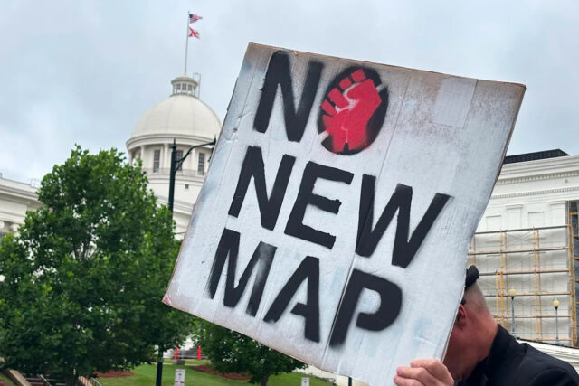 A Suprema Corte suspende a ordem para que o Alabama use o mapa da Câmara dos EUA com 2 distritos predominantemente negros
