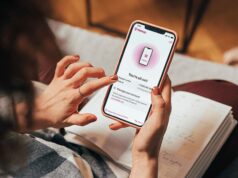 A T-Mobile tem como alvo um novo público com seus planos pré-pagos mais recentes Homem com chapéu sorrindo e olhando para o telefone