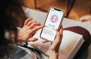 A T-Mobile tem como alvo um novo público com seus planos pré-pagos mais recentes Homem com chapéu sorrindo e olhando para o telefone