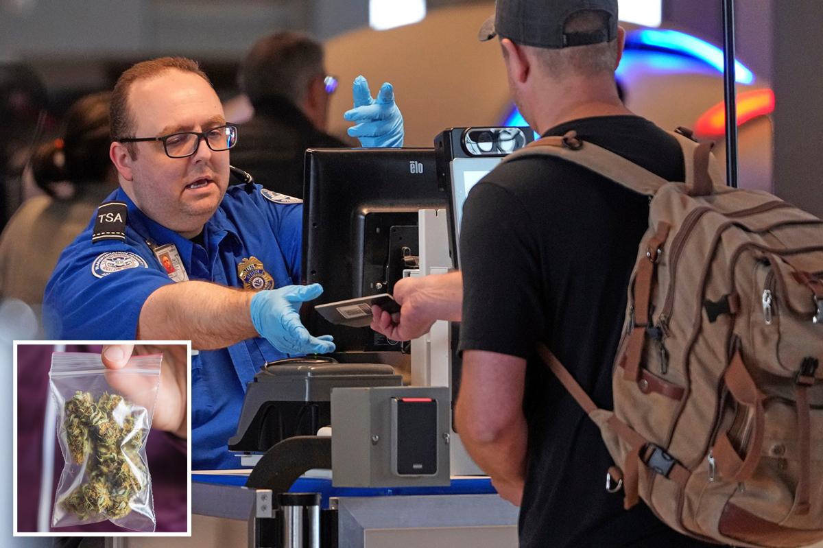 Um agente da TSA com uniforme azul e luvas devolve um passaporte a um viajante com uma mochila.