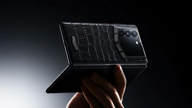 A Vertu está de volta com um telefone dobrável de A parte traseira do Vertu Alphafold