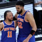 A disposição de Jalen Brunson (à esquerda) de deixar os Knicks comandarem o ataque através de Karl-Anthony Towns rendeu dividendos.