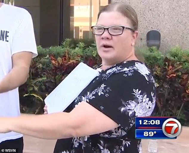 A mãe cristã conservadora Deidre Ruth falou com um repórter de TV sobre sua oposição ao fato de as crianças terem que usar máscaras na escola em julho de 2021. Ruth é uma notória adolescente assassina que se reinventou como uma ativista e ativista de sucesso.