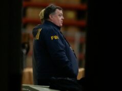 A apreensão das cédulas eleitorais do condado de Fulton pelo FBI aconteceu rapidamente após a abertura da investigação criminal, mostra uma nova linha do tempo O diretor de Inteligência Nacional, Tulsi Gabbard, à esquerda, e o vice-diretor do FBI, Andrew Bailey, entram em um veículo de comando enquanto o FBI realiza as votações eleitorais do condado de Fulton em 2020, em 28 de janeiro de 2026, em Union City, Geórgia. -Mike Stewart/AP