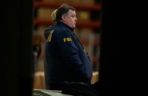 A apreensão das cédulas eleitorais do condado de Fulton pelo FBI aconteceu rapidamente após a abertura da investigação criminal, mostra uma nova linha do tempo O diretor de Inteligência Nacional, Tulsi Gabbard, à esquerda, e o vice-diretor do FBI, Andrew Bailey, entram em um veículo de comando enquanto o FBI realiza as votações eleitorais do condado de Fulton em 2020, em 28 de janeiro de 2026, em Union City, Geórgia. -Mike Stewart/AP