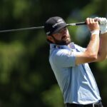 Cameron Young, dos Estados Unidos, assiste sua tacada do 15º tee durante uma rodada de treinos antes do PGA Championship no Aronimink Golf Club em 11 de maio de 2026 em Newtown, Pensilvânia.