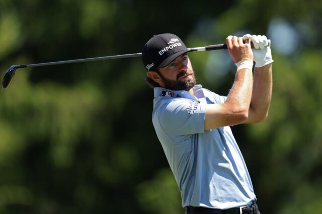 Cameron Young, dos Estados Unidos, assiste sua tacada do 15º tee durante uma rodada de treinos antes do PGA Championship no Aronimink Golf Club em 11 de maio de 2026 em Newtown, Pensilvânia.
