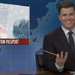 Homem de terno e gravata sorrindo ao lado da foto de Donald Trump sobreposta a um passaporte