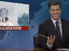A atualização de fim de semana do SNL cobre o desligamento da Spirit Airlines e muito mais Homem de terno e gravata sorrindo ao lado da foto de Donald Trump sobreposta a um passaporte