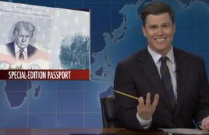 A atualização de fim de semana do SNL cobre o desligamento da Spirit Airlines e muito mais Homem de terno e gravata sorrindo ao lado da foto de Donald Trump sobreposta a um passaporte
