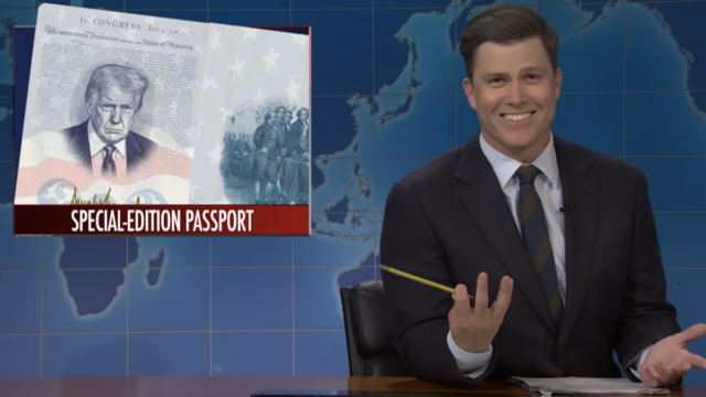 Homem de terno e gravata sorrindo ao lado da foto de Donald Trump sobreposta a um passaporte