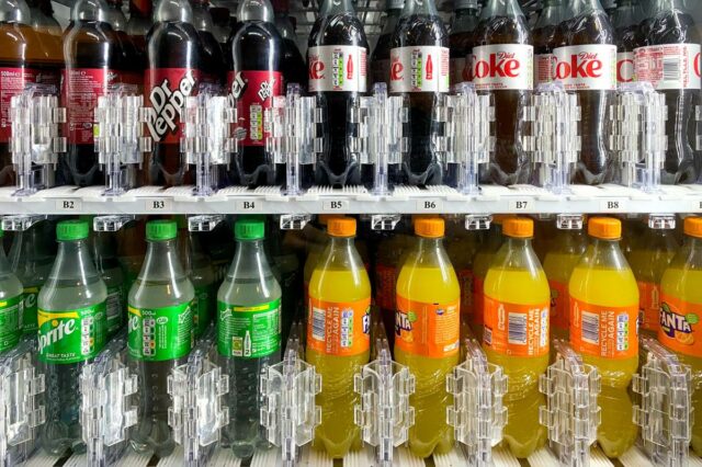 Caixa de suco de frutas cítricas Five Alive com imagens de frutas cítricas.