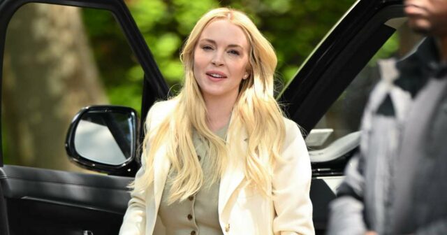 A bolsa de 5 dígitos de Lindsay Lohan contém absolutamente Kelly Rutherford é vista durante o 79º Festival Anual de Cinema de Cannes em 13 de maio de 2026 em Cannes, França.