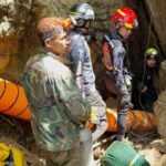 A busca desesperada por 7 moradores presos em uma caverna inundada no Laos entra no sétimo dia