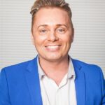 A estrela de reality shows Barrie Drewitt-Barlow, 57, é o primeiro proprietário de um clube de futebol assumidamente gay da Grã-Bretanha e deve estrelar um documentário no estilo Welcome to Wrexham