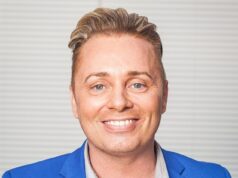 A casa de Barrie Drewitt-Barlow – um dos ‘primeiros pais gays da Grã-Bretanha’ – é invadida enquanto a polícia investiga suposto estupro e tráfico de pessoas para exploração sexual A estrela de reality shows Barrie Drewitt-Barlow, 57, é o primeiro proprietário de um clube de futebol assumidamente gay da Grã-Bretanha e deve estrelar um documentário no estilo Welcome to Wrexham