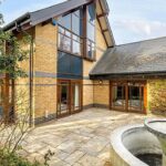 A antiga casa de Stephen Hawking, onde ele passou seus últimos anos, foi colocada à venda por um preço de referência de £ 2,5 milhões