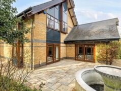 A casa de cinco quartos de Stephen Hawking, onde ele passou seus últimos anos até sua morte, aos 76 anos, está à venda por £ 2,5 milhões A antiga casa de Stephen Hawking, onde ele passou seus últimos anos, foi colocada à venda por um preço de referência de £ 2,5 milhões