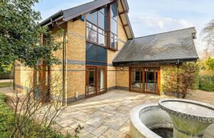 A casa de cinco quartos de Stephen Hawking, onde ele passou seus últimos anos até sua morte, aos 76 anos, está à venda por £ 2,5 milhões A antiga casa de Stephen Hawking, onde ele passou seus últimos anos, foi colocada à venda por um preço de referência de £ 2,5 milhões