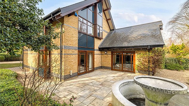 A casa de cinco quartos de Stephen Hawking, onde ele A antiga casa de Stephen Hawking, onde ele passou seus últimos anos, foi colocada à venda por um preço de referência de £ 2,5 milhões