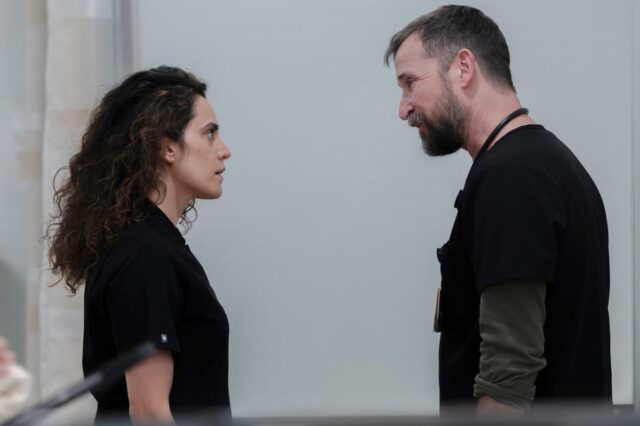 A co-estrela de Noah Wyle em 'The Pitt', Sepideh Moafi, quebra o silêncio sobre rumores de 'rivalidade'
