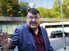A condenação do co-criador do padre Ted, Graham Linehan, por danificar o celular de um ativista transgênero foi anulada após recurso Graham Linehan fora do Southwark Crown Court, em Londres, ontem para apelar de sua condenação