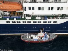 A corrida global para conter o vírus do rato assassino: enquanto dois britânicos (E os seus contactos) se auto-isolam depois de deixarem o navio da morte antes da crise do hantavírus explodir, as autoridades de saúde em todo o mundo lutam para rastrear até que ponto o vírus já pode ter se espalhado Vista aérea mostra profissionais de saúde a ajudar pacientes num barco do navio de cruzeiro MV Hondius, enquanto estacionava ao largo do porto da Praia