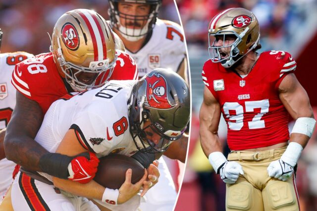 Um jogador do 49ers com uniforme vermelho e dourado enfrenta um jogador do Buccaneers com uniforme branco que está segurando uma bola de futebol.